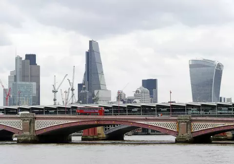 Prima lovitură pentru Marea Britanie după declanșarea Brexitului: Băncile se pregătesc să plece din City of London