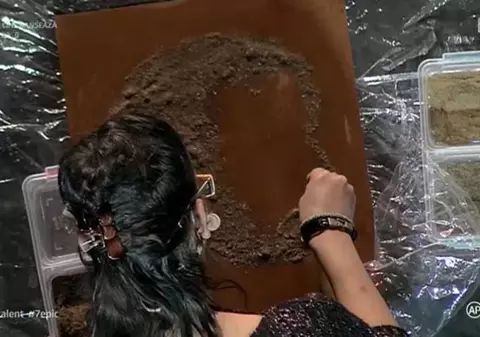 Cristina Georgescu a creat portretul lui Smiley, doar din păr, la Românii au talent. Totuși, unul dintre jurați nu a fost impresionat