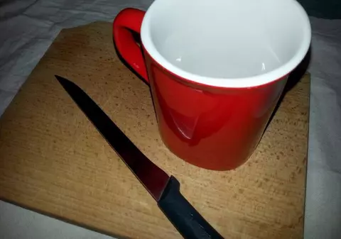 Foarte tare! Cum să ascuți cuțitul cu cana de cafea