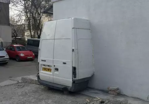 O dubă zidită într-un bloc din Bacău face senzație pe Internet. Ce s-a întâmplat cu ea după ce au văzut-o și polițiștii