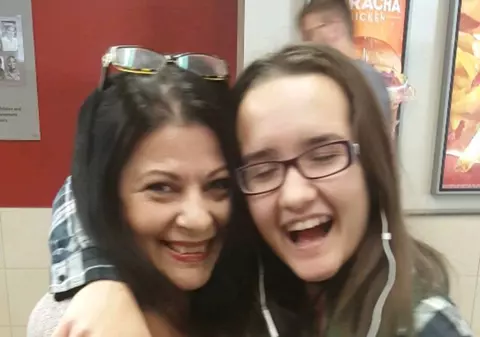 EXCLUSIV/ După sora sa mai mare, fiica cea mică a Elenei Cârstea a îmbrăcat și ea uniforma militară. ”Soldățeii” lui mama!