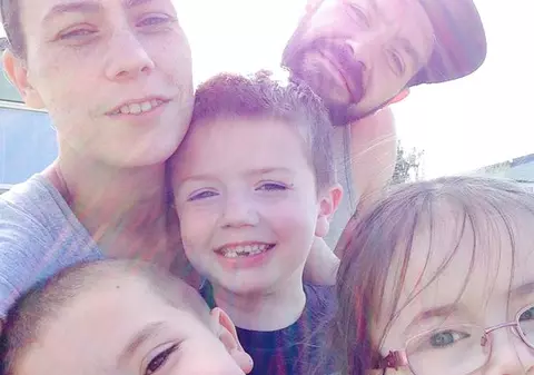 Familia care riscă să-și luxeze oasele în orice moment din cauza unei afecțiuni genetice rare