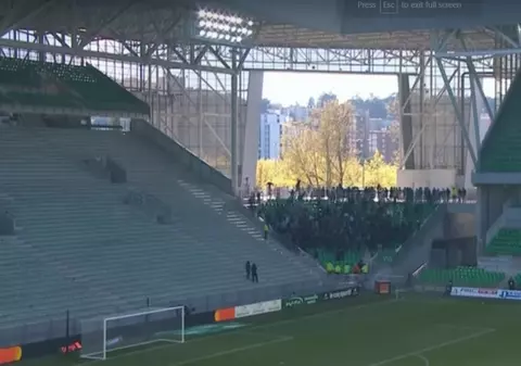 Meciul St- Etienne - Rennes trebuia să se joace cu porțile închise. Dar fanii gazdelor au dat năvală în stadion și jocul a fost oprit | VIDEO