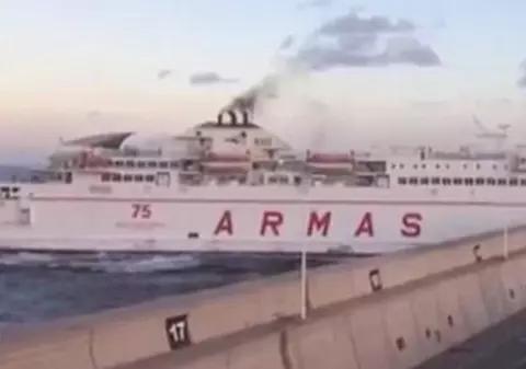 Un feribot din Insulele Canare a lovit un dig. Cinci persoane au ajuns la spital | VIDEO