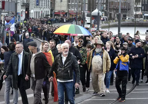 Sute de bărbați s-au ținut de mână în Olanda într-un marș de protest față de atcurile homofobe din ultima perioadă