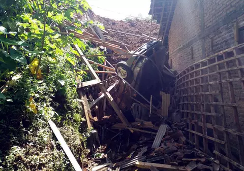 Alunecare de teren în Indonezia. Cel puțin 17 oameni au murit