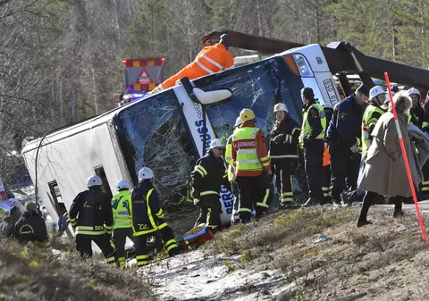 Un autobuz școlar s-a răsturnat în Suedia. Cel puțin trei morți