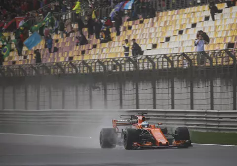 Ceaţa şi ploaia au perturbat antrenamentele la Marele Premiu de F1 al Chinei. Cursa este duminică
