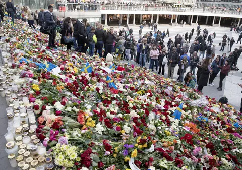 Manifestație impresionantă în Stockholm, la două zile după atentatul din centrul capitalei suedeze | FOTO