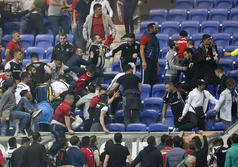 12 fani arestaţi după incidentele de la meciul Lyon - Beşiktaş. Şapte persoane, rănite. UEFA nu a stabilit data la care va analiza cazul