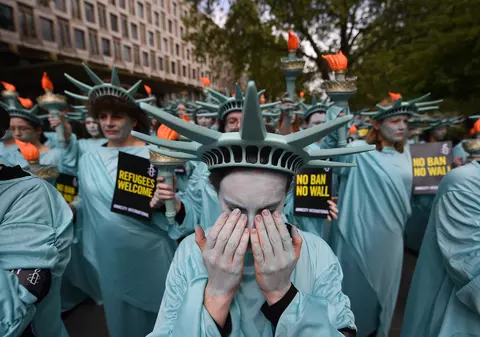 Protest inedit pentru 100 de zile ale președinției Trump.  100 de “Statui ale Libertății” și-au arătat nemulțumirea față de politicile liderului american