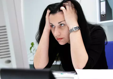 Adela vă sfătuiește în sex și iubire. „Sunt împreună cu un băiat de cinci luni. De trei săptămâni nu mai dă niciun semn de viaţă. Mi se pare că mă umilesc”