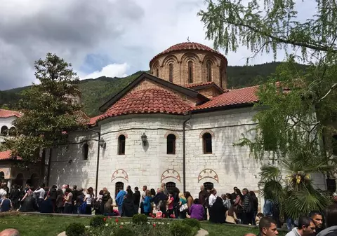FOTO EXCLUSIV / Românii își caută alinarea la o icoană făcătoare de minuni din Bulgaria, veche de peste 700 sute de ani