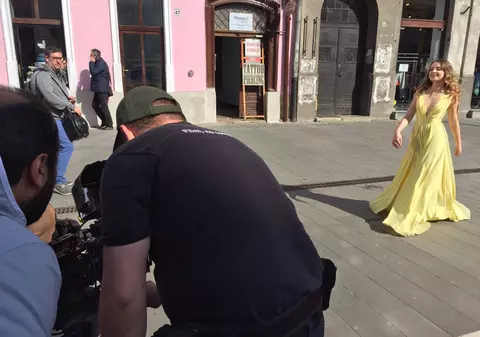 FOTO/ Câștigătorii EUROVISION au filmat clip pentru piesa ”Yodel it”! Ilinca a defilat prin centrul Clujului cu decolteul până la buric!