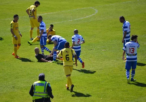 Un fotbalist a lovit un arbitru cu bestialitate și urmează să fie judecat. Scene de violență rară | VIDEO