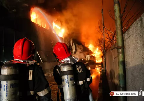 UPDATE / Incendiu într-un bloc din Cartierul Tei din București. 8 persoane au ajuns la spital