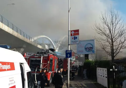 Incendiu în Grozăvești. O clădire părăsită a luat foc în această dimineață