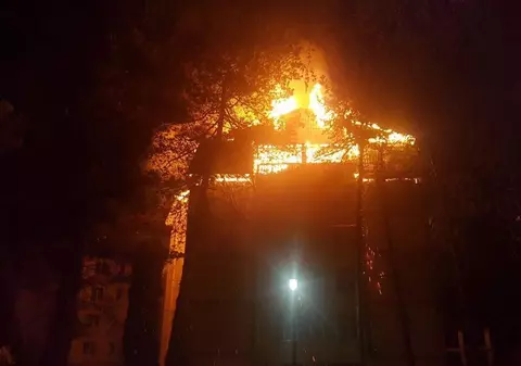 Incendiu la Gura Humorului. Cinci oameni spitalizați, un bloc a fost mistuit de flăcări