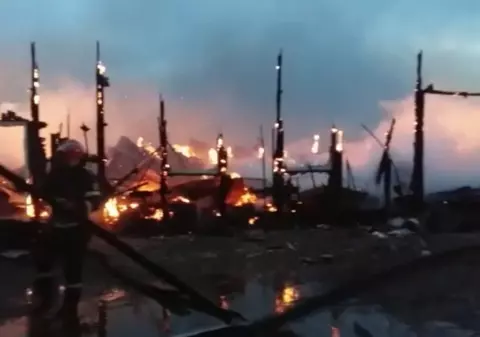 Incendiu în județul Constanța. O hală cu materiale de construcție și furaje a fost distrusă în totalitate, iar un bărbat a suferit arsuri | VIDEO