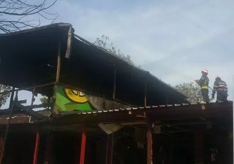 Incendiu la un restaurant dezafectat din Grozăvești, lângă Pasajul Basarab. Focul a fost stins și nu există victime | FOTO