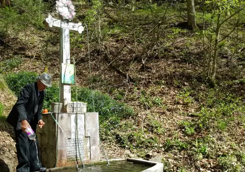 Izvorul cu leac din ținutul copilăriei lui Arsenie Boca a vindecat zeci de oameni