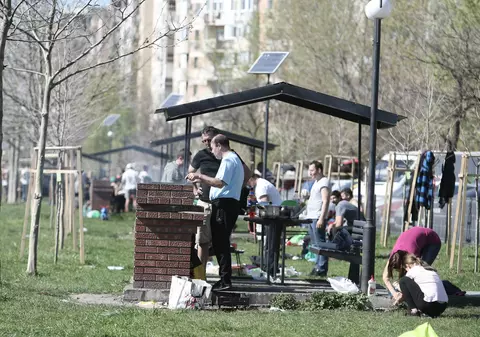 Bucureștenii din sectorul 6 au încins grătarele, în zona Lacul Morii din cartierul Crângași