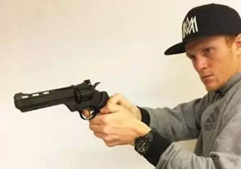 Un fotbalist de la Montreal Impact a fost suspendat după ce a postat o poză în care apare cu o armă în mână. Și Zuluf s-a pozat cu pistolul!