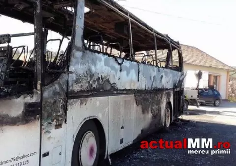 Incendiu în Pasul Mesteacăn, județul Maramureș. Un autocar, în care se aflau zeci de elevi, a luat foc