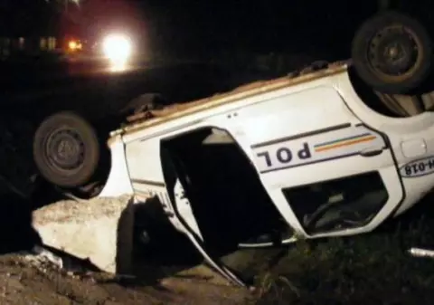O maşină cu radar a Poliţiei s-a răsturnat în timp ce urmărea un fugar. Doi polițiști au fost răniți