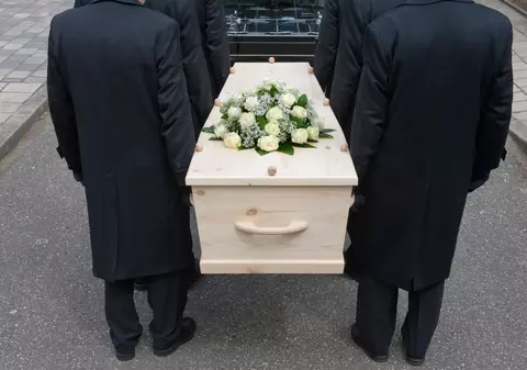 Șase sute de lei, prețul unui mort. Un medic de la Ambulanța Cluj era omul cioclilor aflați în permanentă căutare de înmormântări