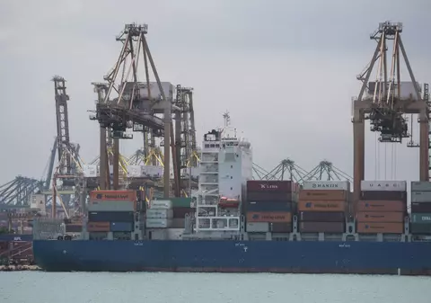 Un inginer român a murit în condiții suspecte la bordul unei nave din Singapore, în apele malaysiene