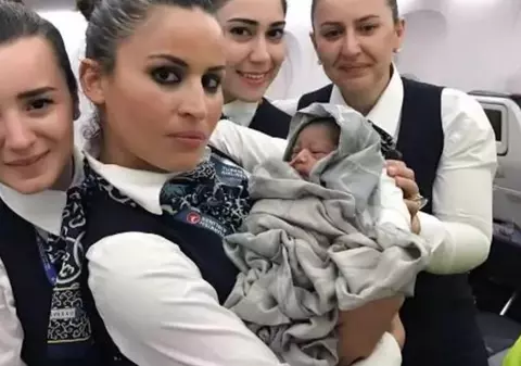 O femeie a născut la bordul avionului, ajutată de personalul însoțitor de zbor