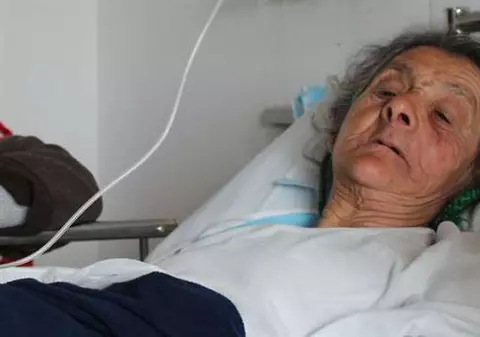 „Băbuşca“ a plecat din ţară ca să-şi ajute nepoţii! Românca rănită în Stockholm își ridică o casă cu banii primiți din cerșetorie / FOTO
