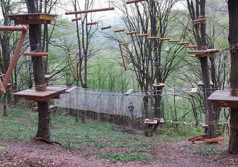 Parcul de Aventură din Nădrag este gata degeaba! Turiștii nu pot intra în el FOTO