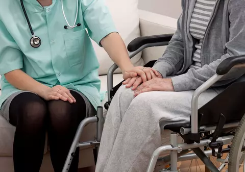 Persoanele cu handicap grav vor putea primi îngrijire și la domiciliul unui asistent personal profesionist