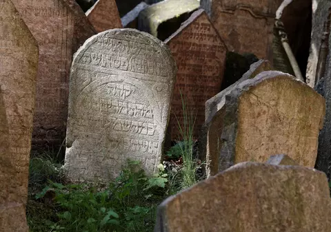 Morminte digitale în Slovenia. O firmă a creat pietre funerare care afişează informații despre  persoanele decedate
