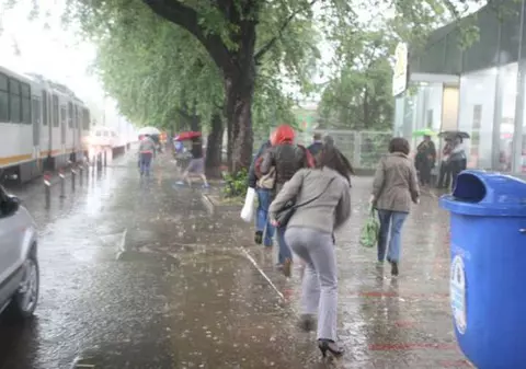 Informare meteo: Instabilitate atmosferică accentuată cu averse torențiale, descărcări electrice și vijelii până sâmbătă noapte