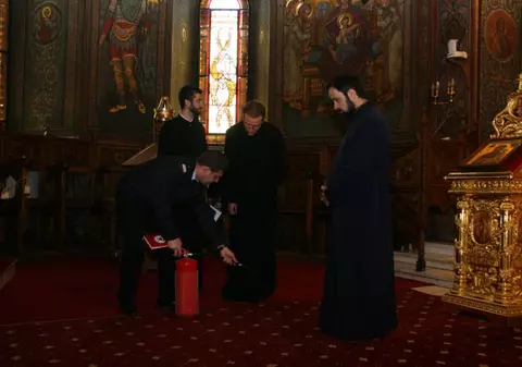 EXCLUSIV / Preoții, antrenați pentru lupta cu focul. Fețele bisericești învață de la pompierii militari cum se folosesc extinctoarele