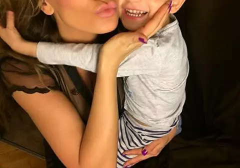 Cum își fac de cap Anna Lesko și fiul ei. Singuri acasă, dansează, pictează și se distrează!