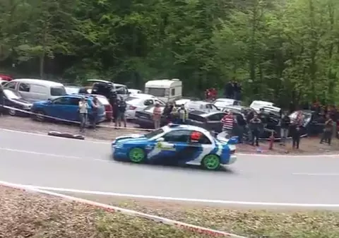 Spectator rănit la raliul de la Râșnov, județul Brașov. Bărbatul s-a lovit cu capul de un bolovan, după ce s-a speriat de o mașină ieșită în decor