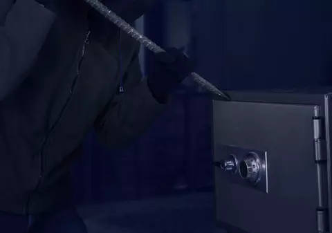 Tipic românesc: infractorii pleacă cu tot cu seif. Pe la noi, hoții nu știu să deschidă casele cu bani în câteva secunde