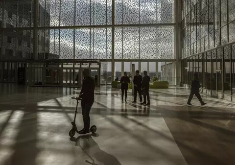 Angajații Twitter, Facebook sau Apple nu își permit chiriile din Silicon Valley: Locuiesc și 12 într-un apartament cu 2 camere