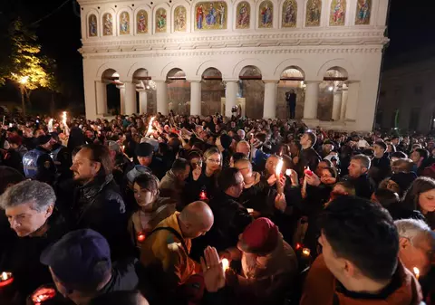 Românii, îndemnați să cânte “Hristos a înviat!” de la balcon sau din curți, în noaptea de Înviere