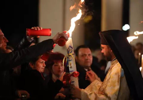 Românii sărbătoresc azi Paștele, cea mai importantă sărbătoare a creștinătății. Principesa Margareta și Principele Radu au asistat la slujba de Înviere la Cluj