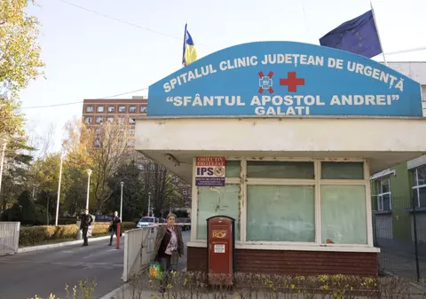 Bătrână legată cu pijamale de pat la Spitalul Județean de Urgență Galați