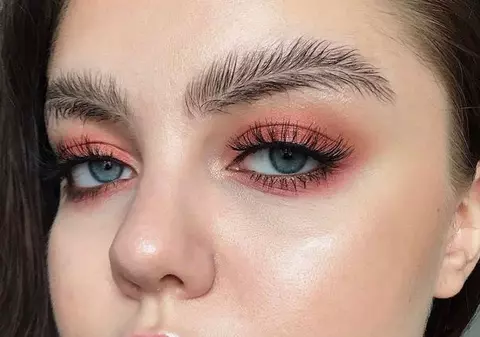 Sprâncene sub formă de fulgi, cel mai nou trend în materie de beauty