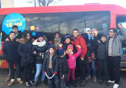 EXCLUSIV / Înger păzitor pentru copiii abandonați de părinți. Un orfan îi ajută pe alți minori instituționalizați să aibă un viitor