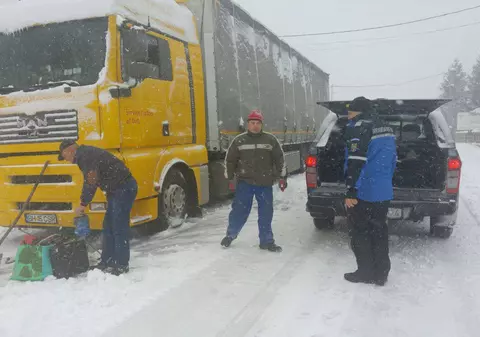 VIDEO| TIR-uri blocate pe Valea Oltului, din cauza zăpezii de 5 centimetri de pe carosabil și a poleiului