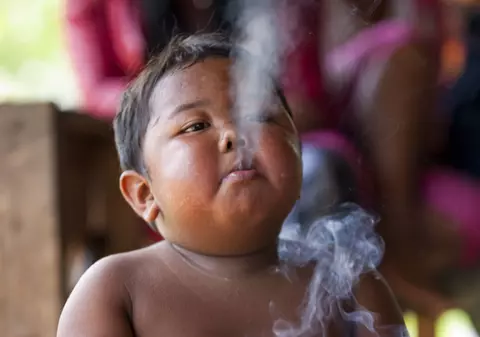 La doi ani, fuma 40 de țigări pe zi și era obez. După șapte ani, copilul care a șocat întreaga lume este de nerecunoscut