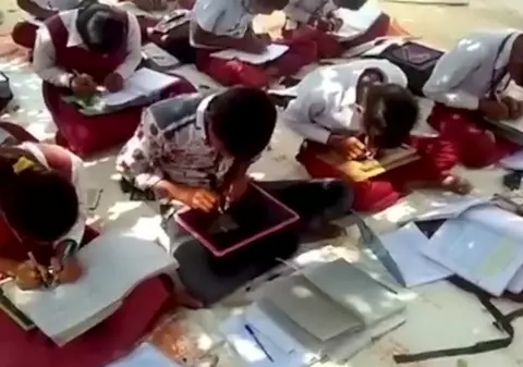 Școala unde elevii învață… să scrie cu ambele mâini